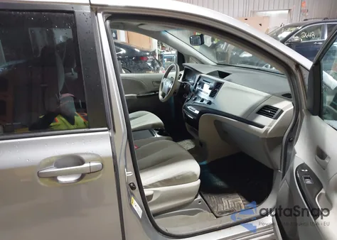 2012 Toyota Sienna Le V6 8 Passenger z USA, uszkodzony, nr VIN 5TDKK3DC1CS253502